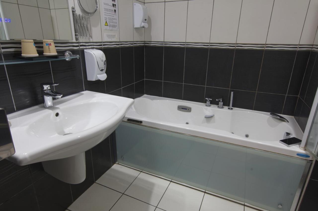Logis Hotel Centrotel Et Spa Bulles D'Allier Montmarault Dış mekan fotoğraf